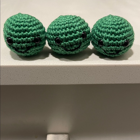 Handcrafted Peas in a Pod Figure Decor Amigurui Crochet - Picture 8 of 9